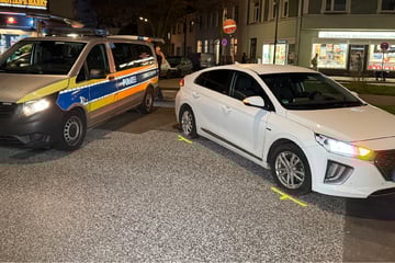 Mitten im Berufsverkehr: Frau von Auto auf der Straße erfasst