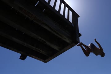 Badeunfall am Sprungturm: Mann springt 26-Jährigem in den Rücken