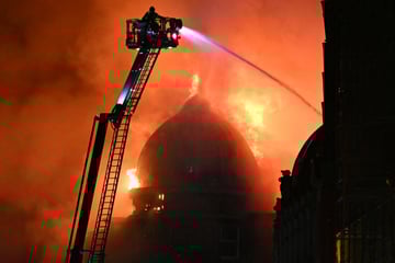 Flammen-Inferno wütet in Vape-Shop: Gebäude stürzt ein