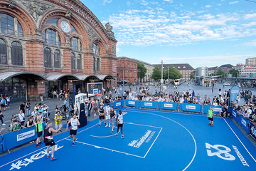 Berlin: Streetball-Event am Berliner Hauptbahnhof: Dieser Basketball-Superstar schaut zu