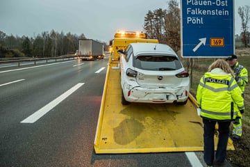 Unfall A72: Vollsperrung auf der A72: Opel kollidiert erst mit Laster, dann mit Schutzplanke