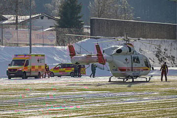 Unglück auf Sportplatz: 23-Jähriger fällt in Schneefräse