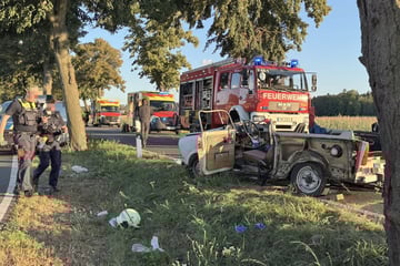 Trabi kippt um und landet auf Arm von Insassen: Zwei Schwerverletzte!