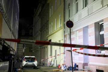 Putz fällt von der Decke, Bewohner dürfen nicht in ihre Wohnungen: Haus einsturzgefährdet!