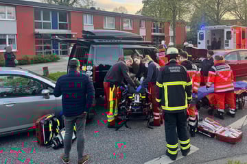 Drei Autos kollidieren an Kreuzung: Vier Personen verletzt, darunter ein 12-jähriges Kind