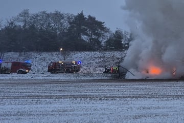 Transporter geht nach Crash in Flammen auf – Autofahrer stirbt