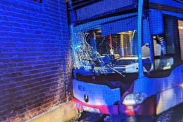 Bus rutscht wegen Glätte in Hauswand: Zwei Schwerverletzte