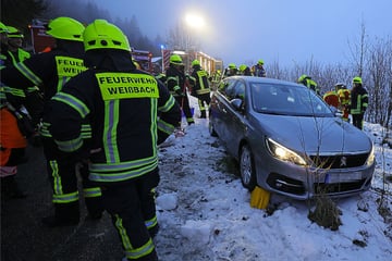 Mann will Auto freikratzen, wenig später muss er um Hilfe rufen