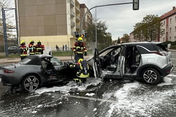 Autos fangen nach Kreuzungscrash in Erfurt Feuer