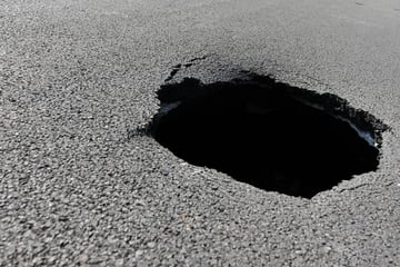 Plötzlich Loch im Boden: Transporter bleibt stecken