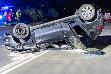 Auto überschlägt sich, bleibt auf Dach liegen: Vier Menschen bei Unfall verletzt