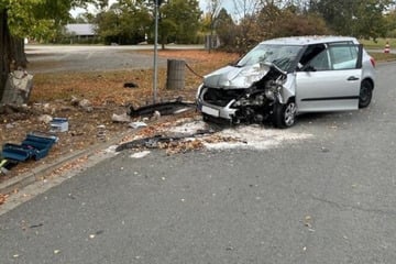 Auto kracht frontal in Poller: Fahrerin wird schwer verletzt