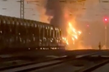 Brennender Güterzug in Magdeburg: Autos fangen Feuer