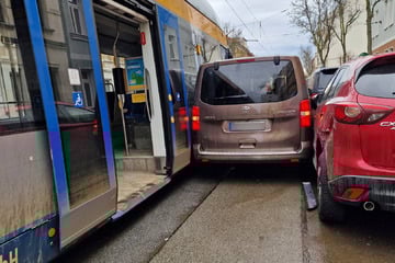 Sandwich-Unfall im Leipziger Norden: Toyota bleibt zwischen Tram und Autos stecken