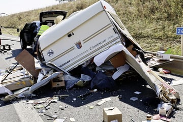 Unfall A3: Trümmerfeld auf der A3: Wohnwagen bei Crash komplett zerstört