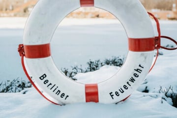 Berlin: Ins Eis eingebrochen: Feuerwehr zieht Kind und Mann aus Wasser