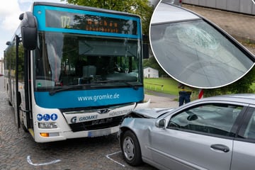 Mercedes kracht frontal mit Linienbus zusammen, Fahrer schleudert gegen Frontscheibe