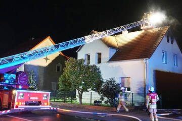Blitz kracht in Dach und löst Brand in Cottbus aus: Haus unbewohnbar