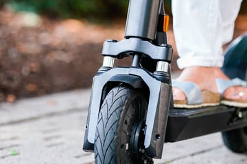 Nach schwerem Crash: E-Scooter-Fahrerin erliegt ihren Verletzungen
