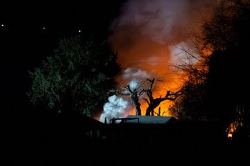 War es Brandstiftung? Feuer beschädigt mehrere Lauben in Kleingartenanlage