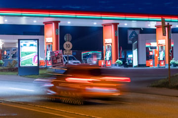 Vermummte überfallen Tankstelle in Halle: Täter flüchtig