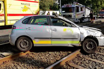 Vorfahrts-Crash in Chemnitz: Seat landet auf Straßenbahnschienen