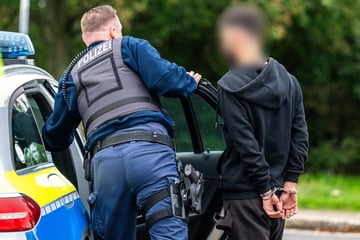 Großkontrolle am "Auerswalder Blick": Polizei führt Fahrer in Handschellen ab