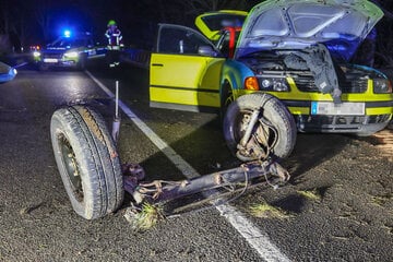 Crash mit Fahrerflucht: Achse rausgerissen