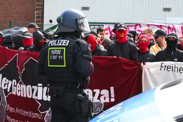 Zwei Demos in Köln: Aktivisten besetzen SPD-Zentrale und blockieren Zufahrt zu Deutz AG
