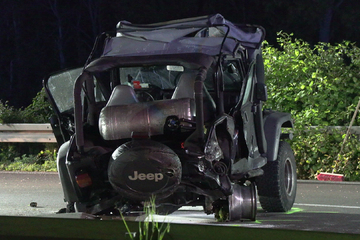 BMW und Jeep stoßen auf A555 zusammen: 65-Jähriger stirbt