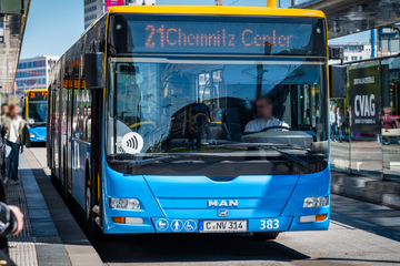 Chemnitz: Männer geben sich im Bus als Polizisten aus und greifen zwei Fahrgäste an