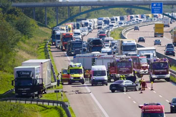 Unfall A9: Crash zwischen Mercedes und Lkw auf der A9: Zehntausende Euro Schaden