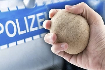Steinwurf-Attacke von Jugendgruppe auf Vater und Sohn