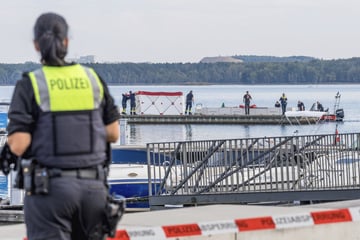 Boot treibt führerlos im Hafen: Taucher machen im Senftenberger See traurigen Fund
