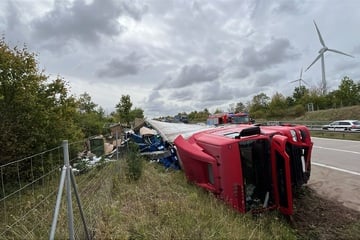 A14 nach Unfall gesperrt: Sekundenschlaf führt zu umgekippten Lkw