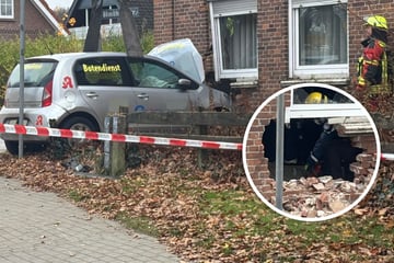 Auto kracht in Hauswand! THW muss Gebäude absichern