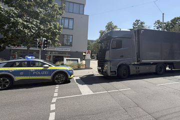 Lkw-Fahrer unterläuft Fehler: Neun Autos demoliert, enormer Schaden!
