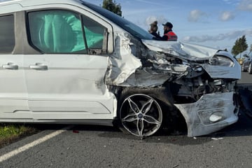 Ford kracht in geparkten Dacia: Fahrer hat Schutzengel an Bord