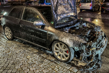 Stuttgart: Motorraum fängt Feuer: Audi in Vollbrand