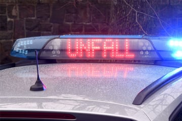 Porsche stürzt auf Audi: Crash endet in 230.000 Euro Schaden