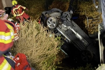 Zu schnell unterwegs: Junger Mann stirbt bei Unfall, Beifahrerin überlebt schwer verletzt