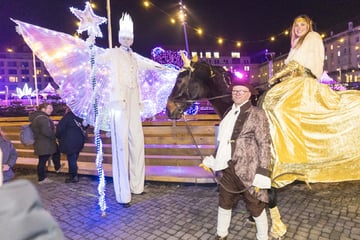 Dresden: Eiszauber auf Altmarkt: Goldene Reiterin eröffnet Dresdner Winterfest