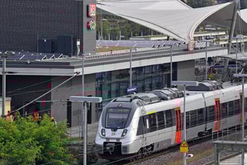 Spuck-Attacke an Bahnhof eskaliert: Angreiferin tritt Frau und reißt sie zu Boden