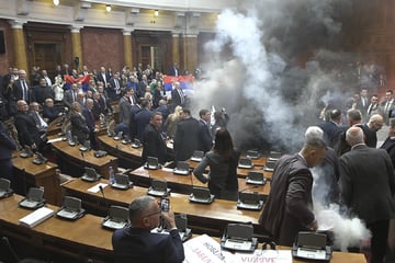 Rauchbomben im serbischen Parlament gezündet: Abgeordnete nach Tumult auf Intensivstation!