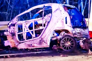Unfall nahe Frankfurt: Ein Toter, mehrere Verletzte und ein Auto in Flammen