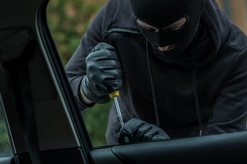 Chemnitz: Chemnitz: Mutmaßlicher Autodieb auf frischer Tat ertappt