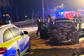 Ohne Führerschein unterwegs: Verfolgungsjagd endet mit Crash, Beifahrer stirbt