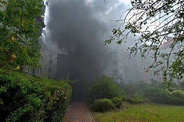 Berlin: Gerümpel brennt in Neuköllner Innenhof: Geschäftsgebäude geräumt
