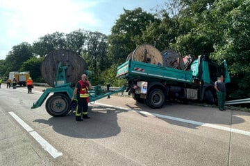 Unfall A9: Schutzengel im Einsatz: LKW durchbricht Mittelleitplanke auf der A9