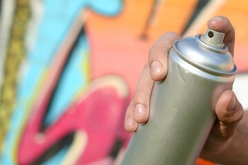Hubschrauber verfolgt Täter: Brücke von A14-Autobahnkreuz mit Graffiti besprüht